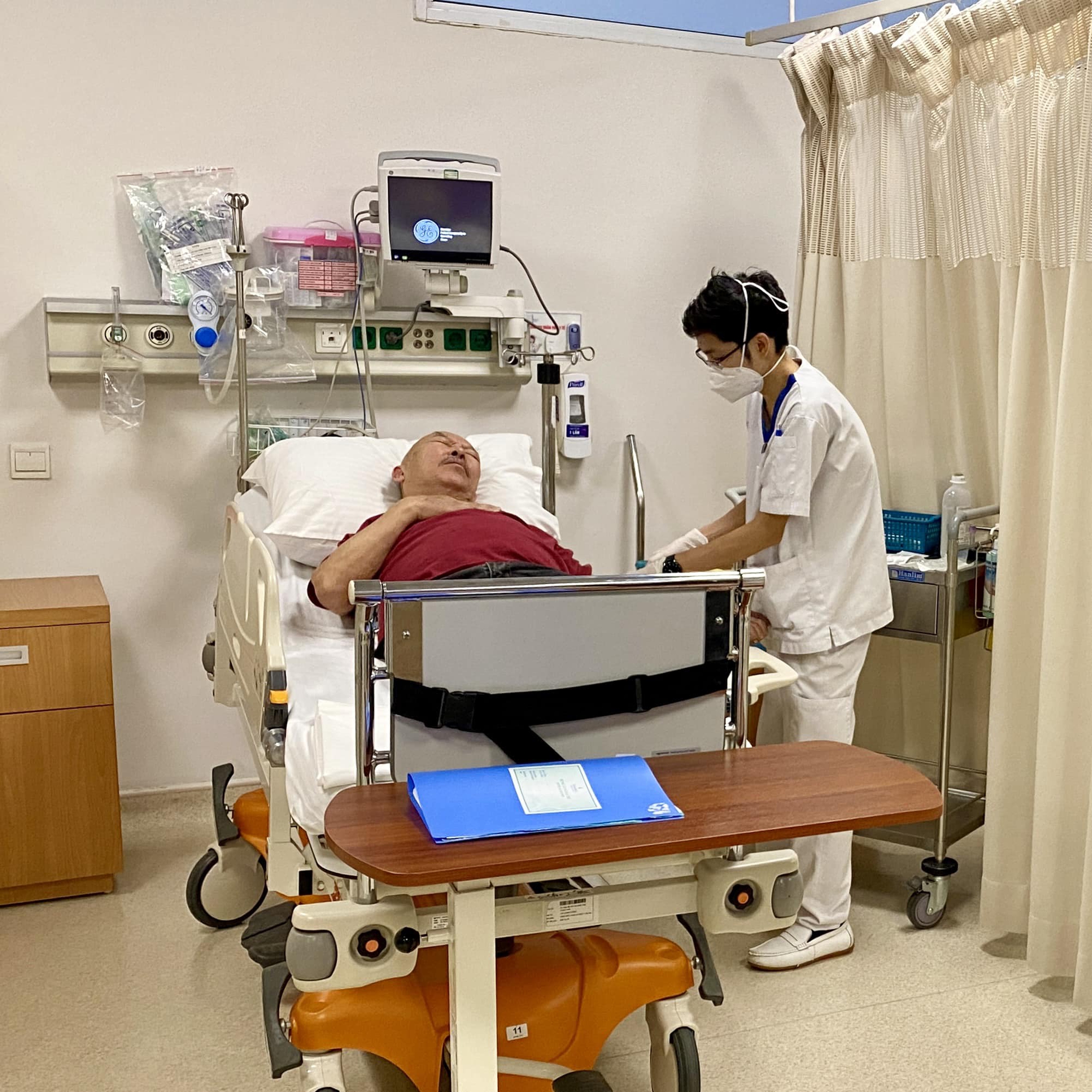 Họa sĩ Thành Chương bị tai biến nhưng đã qua cơn nguy kịch - Ảnh 1.