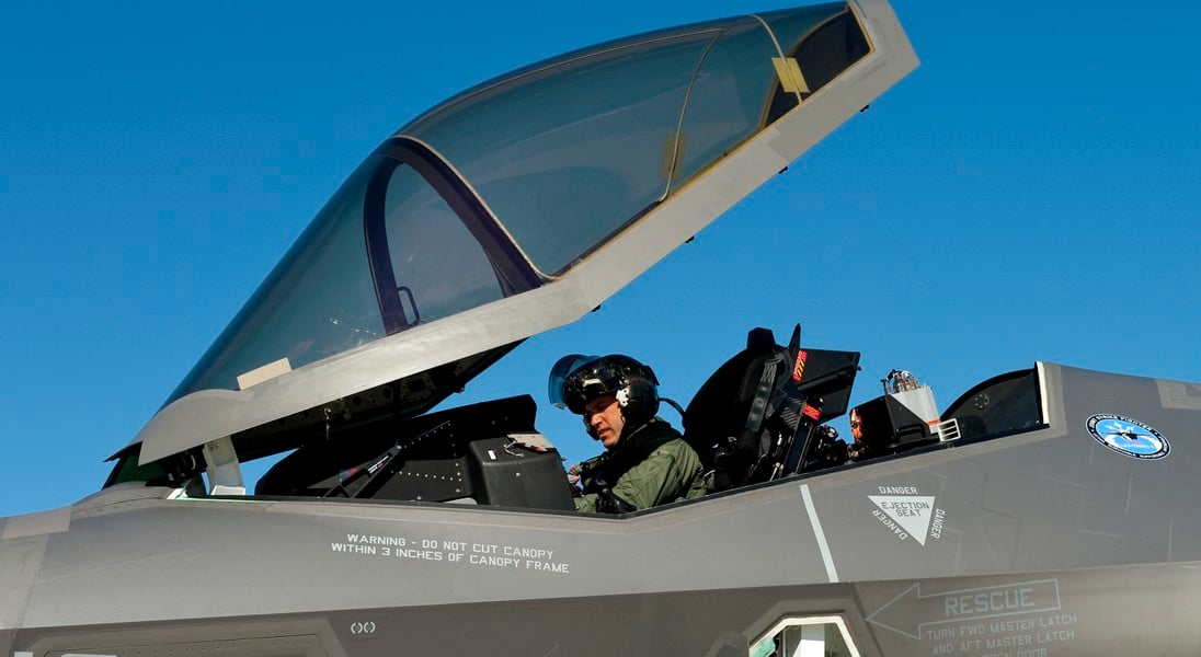 Sai lầm của phi công khiến tiêm kích F-35C Mỹ lao xuống Biển Đông - Ảnh 3.