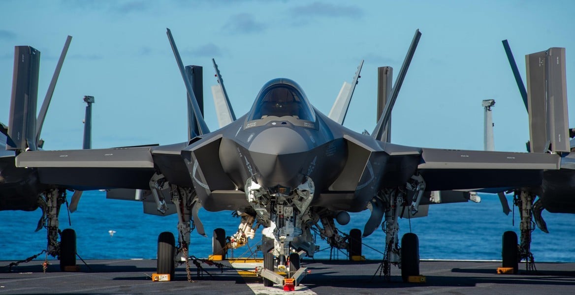 Sai lầm của phi công khiến tiêm kích F-35C Mỹ lao xuống Biển Đông - Ảnh 5.