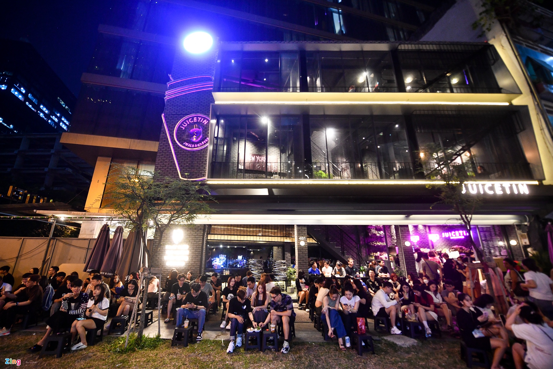 Xếp hàng, ngồi tràn ra vỉa hè chỉ để uống một ly nước - Ảnh 7. Xếp hàng, ngồi tràn ra vỉa hè chỉ để uống một ly nước - Ảnh 7.
