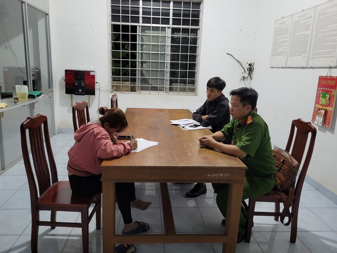 TIN NÓNG 24 GIỜ QUA: Trinh sát tông xe tóm gọn tên cướp tiệm vàng; bắt Giám đốc trung tâm đăng kiểm ở Hà Nội - Ảnh 6.