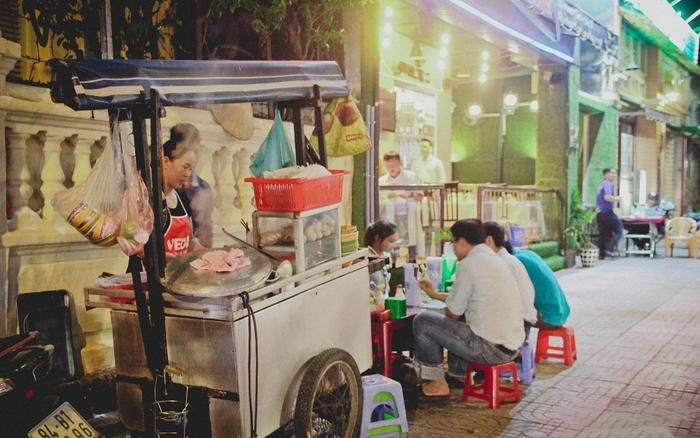 Hủ tiếu gõ bình dị đêm Sài Gòn   - Ảnh 1.
