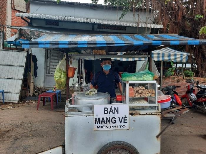 Hủ tiếu gõ bình dị đêm Sài Gòn   - Ảnh 2.