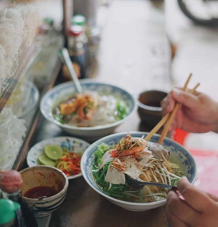 Hủ tiếu gõ bình dị đêm Sài Gòn   - Ảnh 3.