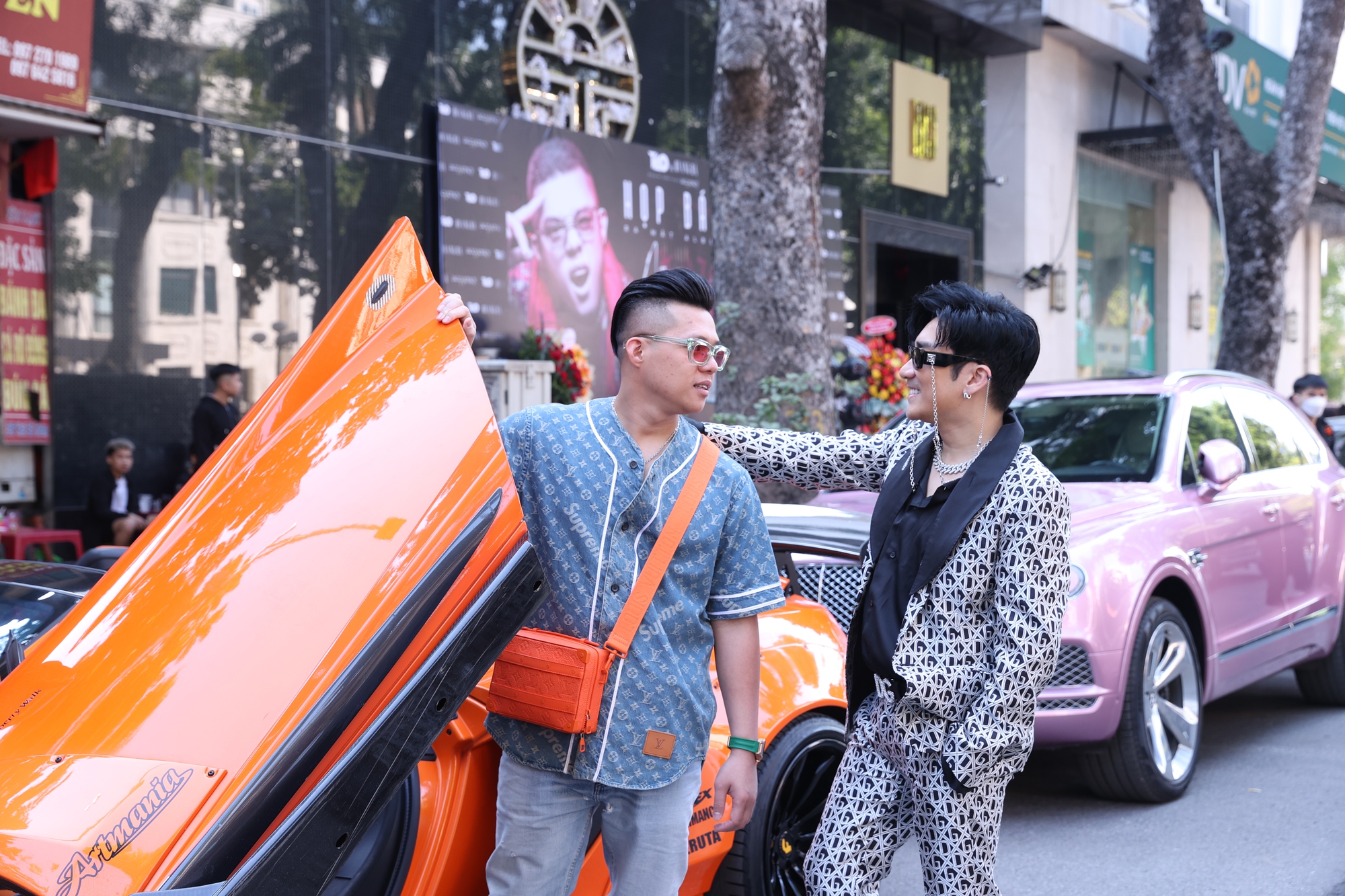 Quang Hà, DJ TiLo gây náo loạn đường phố Hà Nội - Ảnh 2.
