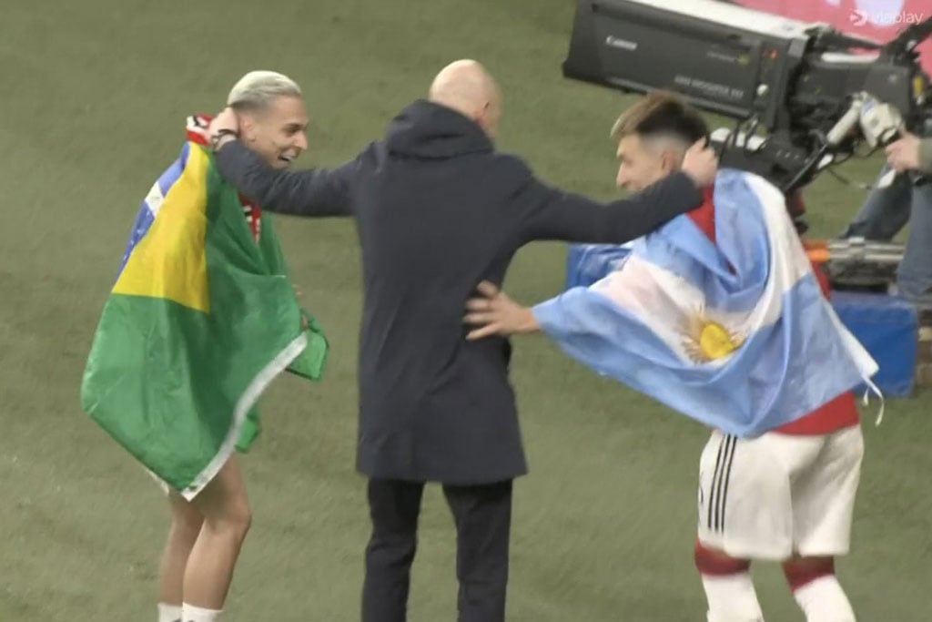 Clip: HLV Ten Hag khiêu vũ cùng học trò trên sân Wembley - Ảnh 1.