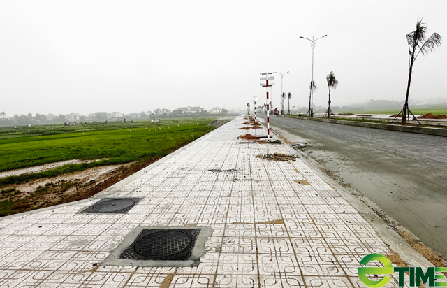 “Lạ” với dự án đường hoành tráng bị cụt đầu nằm thoi loi giữa đồng ruộng ở Quảng Ngãi - Ảnh 3.