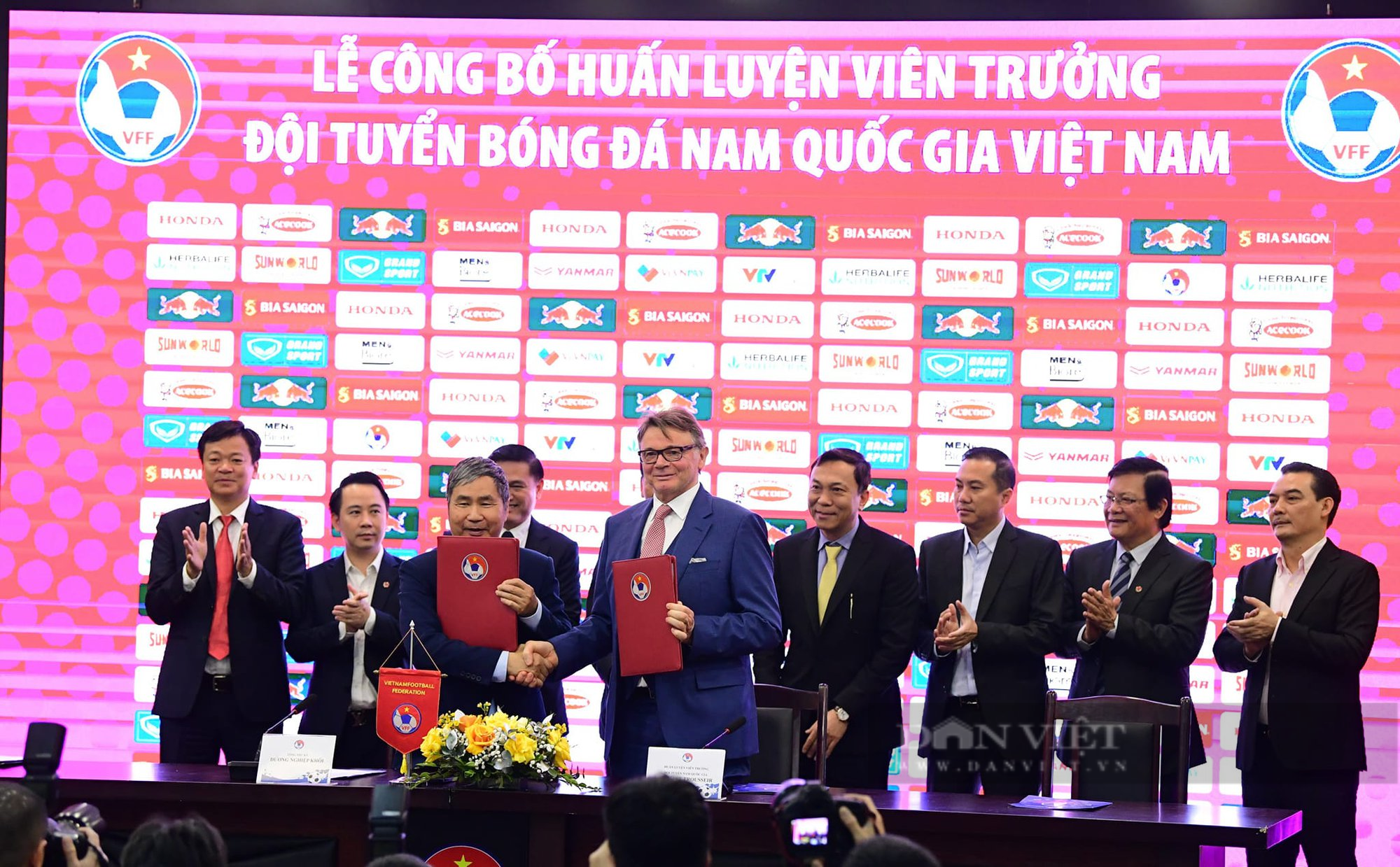 HLV Philippe Troussier tay bắt mặt mừng với HLV Mai Đức Chung trong ngày công bố tân HLV trưởng - Ảnh 1.