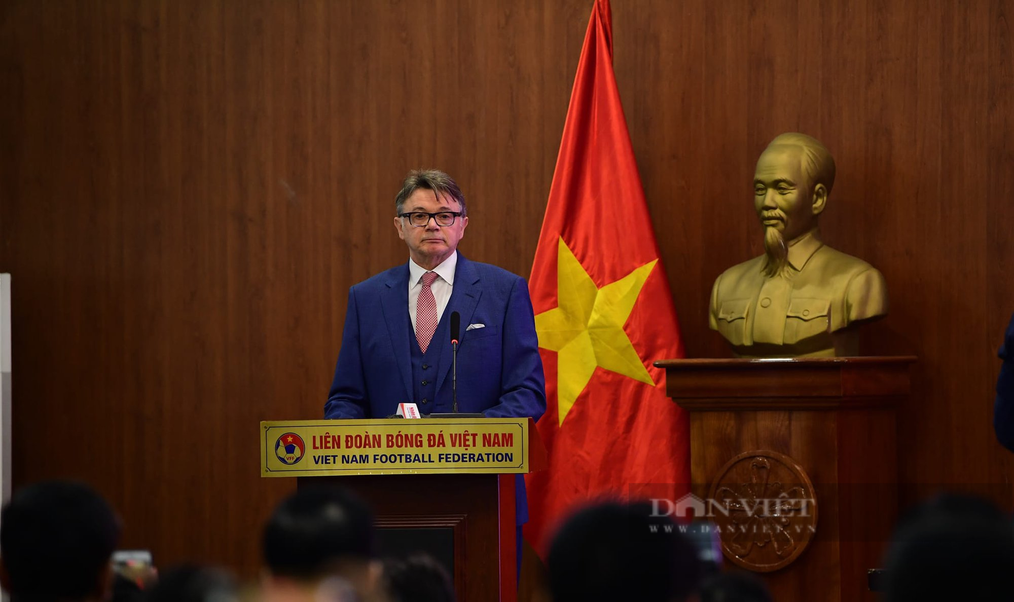 HLV Philippe Troussier tay bắt mặt mừng với HLV Mai Đức Chung trong ngày công bố tân HLV trưởng - Ảnh 2.