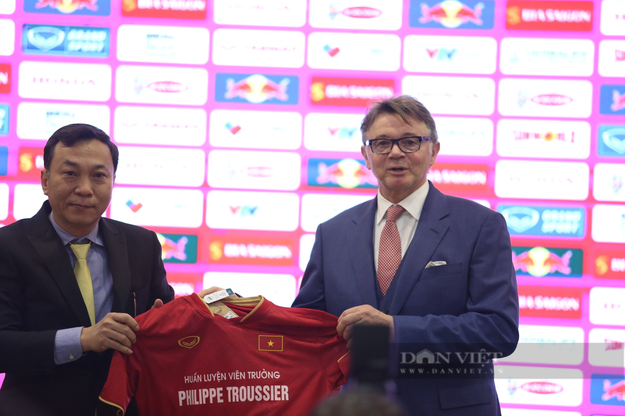 HLV Philippe Troussier tay bắt mặt mừng với HLV Mai Đức Chung trong ngày công bố tân HLV trưởng - Ảnh 4.