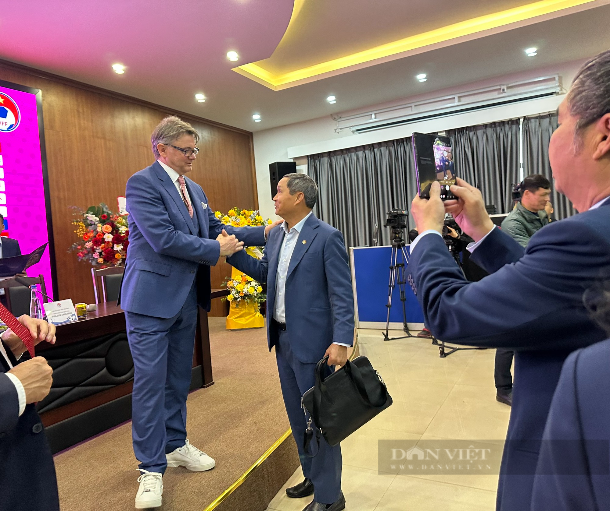 HLV Philippe Troussier tay bắt mặt mừng với HLV Mai Đức Chung trong ngày công bố tân HLV trưởng - Ảnh 7.