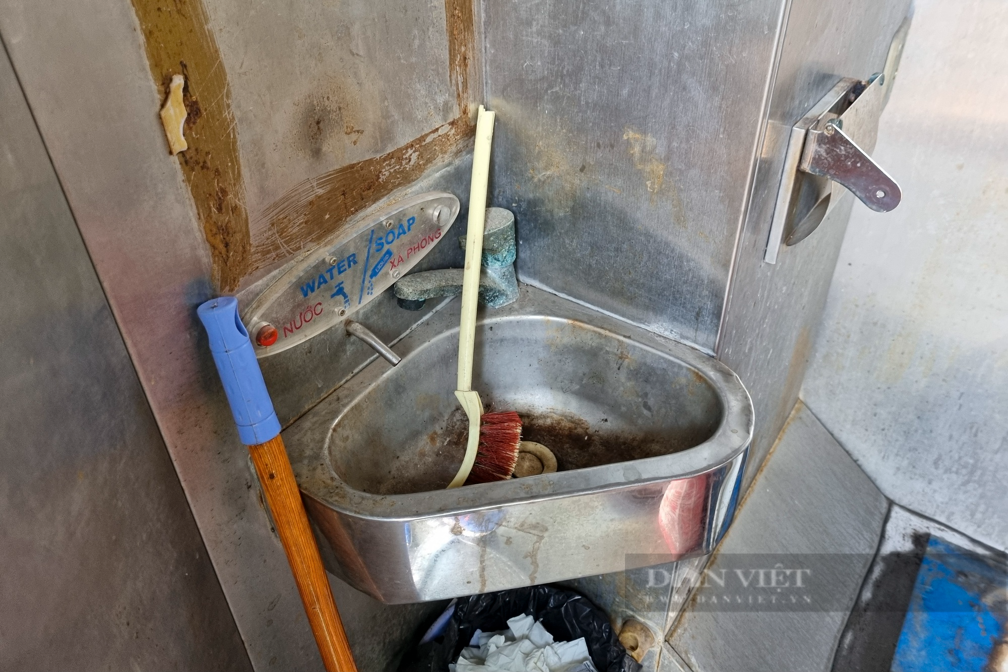 Nhà vệ sinh công cộng tại Hà Nội xuống cấp, nơi bỏ hoang, nơi cảnh báo chỉ đi &quot;nhẹ&quot;  - Ảnh 9.