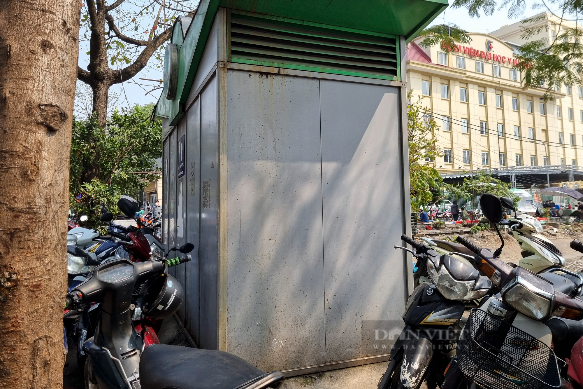 Nhà vệ sinh công cộng tại Hà Nội xuống cấp, nơi bỏ hoang, nơi cảnh báo chỉ đi &quot;nhẹ&quot;  - Ảnh 15.