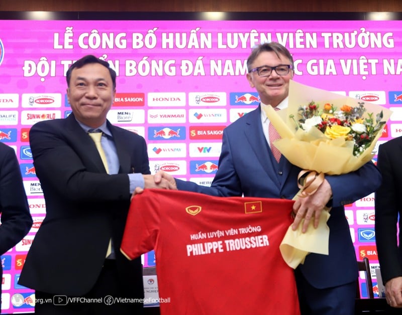 CAHN và Nam Định đá giao hữu, HLV Troussier &quot;soi giò&quot; cho ĐT Việt Nam? - Ảnh 1.