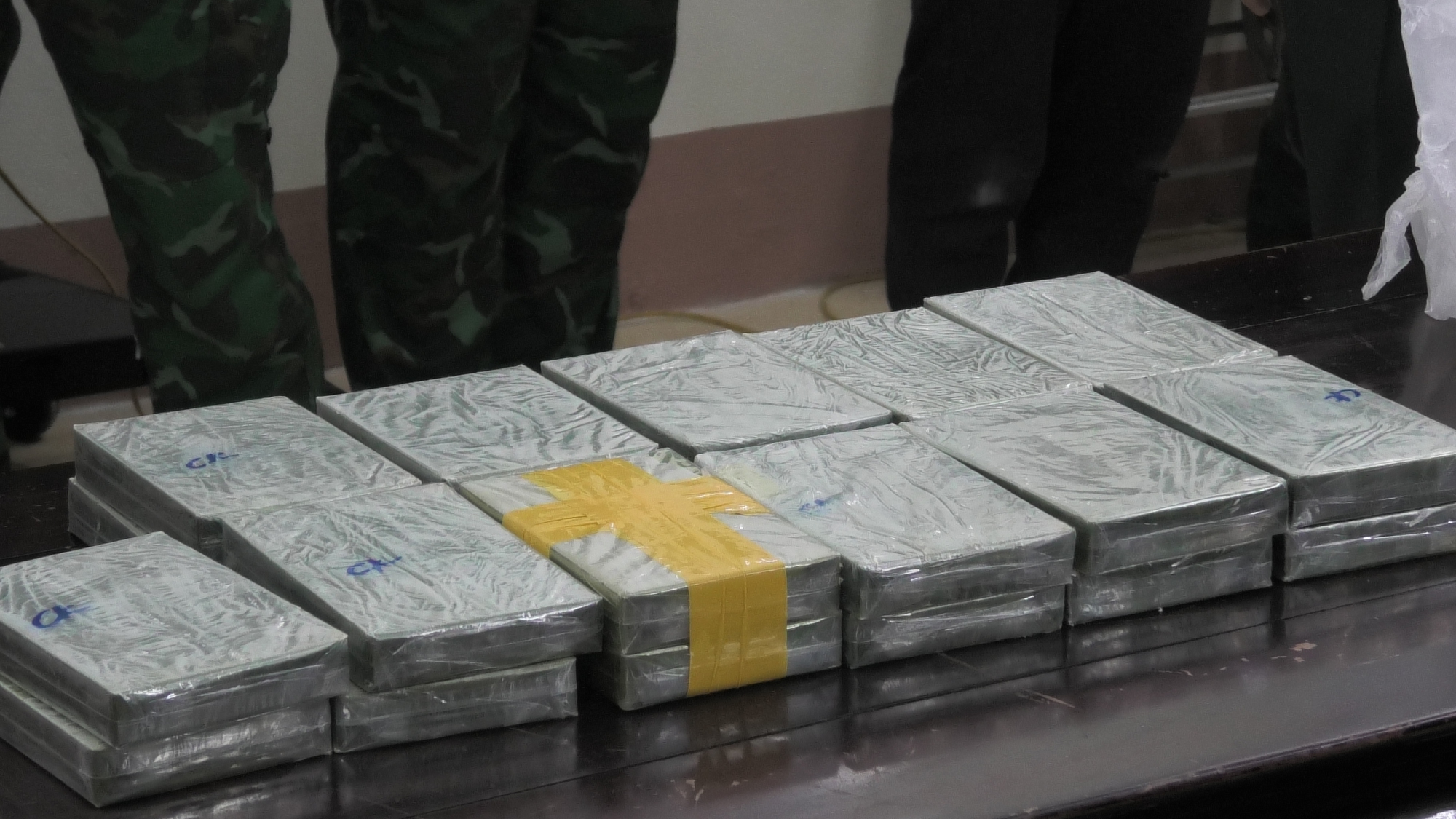 Lào Cai: Bắt 3 đối tượng vận chuyển 22 bánh heroin - Ảnh 2.