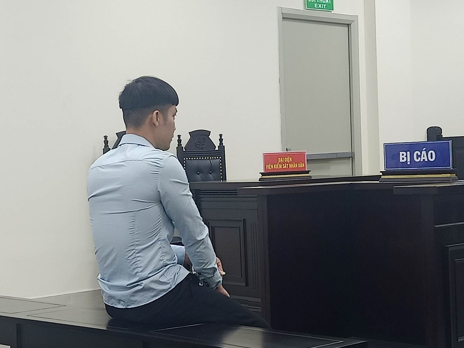 Nghi vợ ngoại tình với ông chủ, chồng mua xăng đốt xưởng may - Ảnh 1.