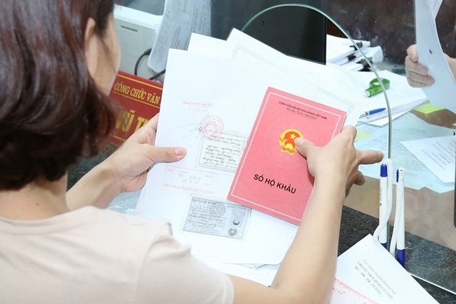 Thủ tướng ra công điện yêu cầu không bắt người dân trình sổ hộ khẩu - Ảnh 3.
