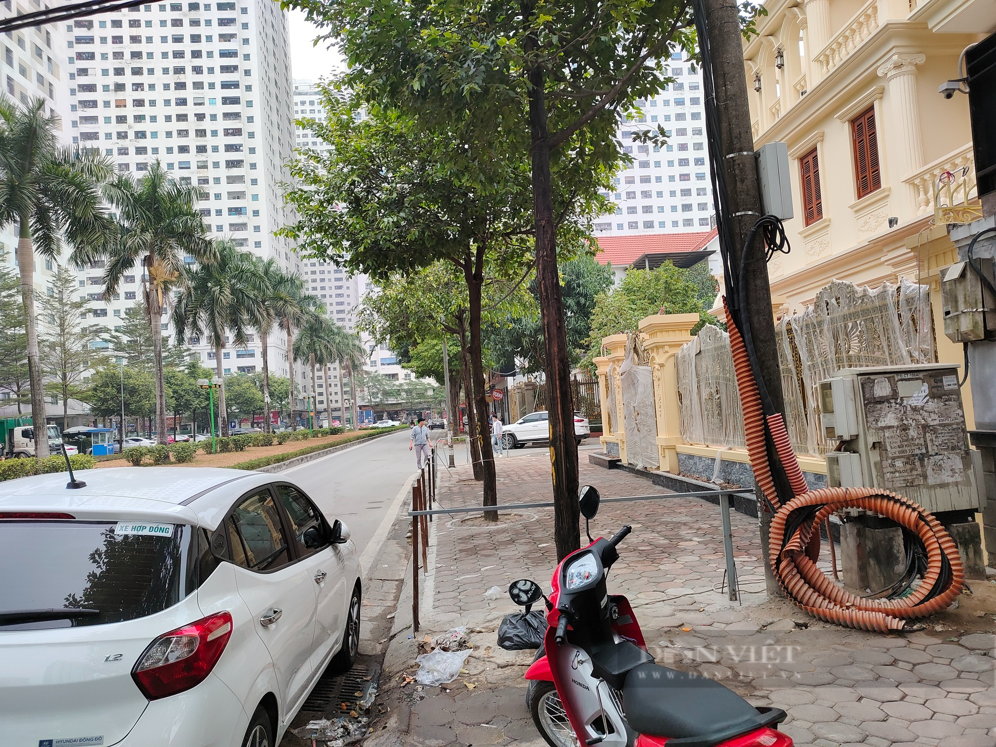 Hà Nội: Hàng rào &quot;quây&quot; vỉa hè bên cạnh biệt thự hoành tráng ở khu Linh Đàm đã được tháo dỡ - Ảnh 3.