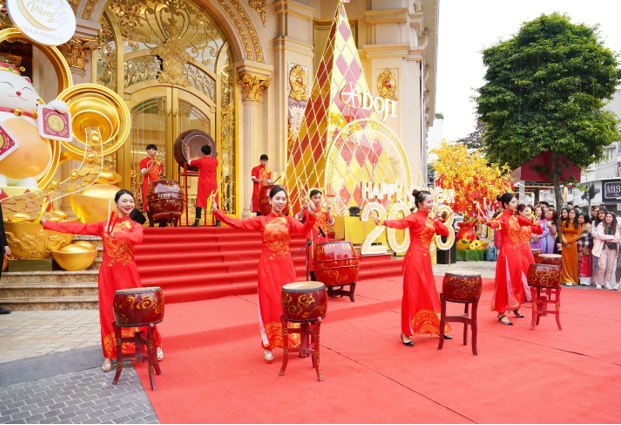 Tập đoàn DOJI đạt doanh thu kỷ lục trong dịp Thần Tài 2023 - Ảnh 6. Tập đoàn DOJI đạt doanh thu kỷ lục trong dịp Thần Tài 2023 - Ảnh 6.