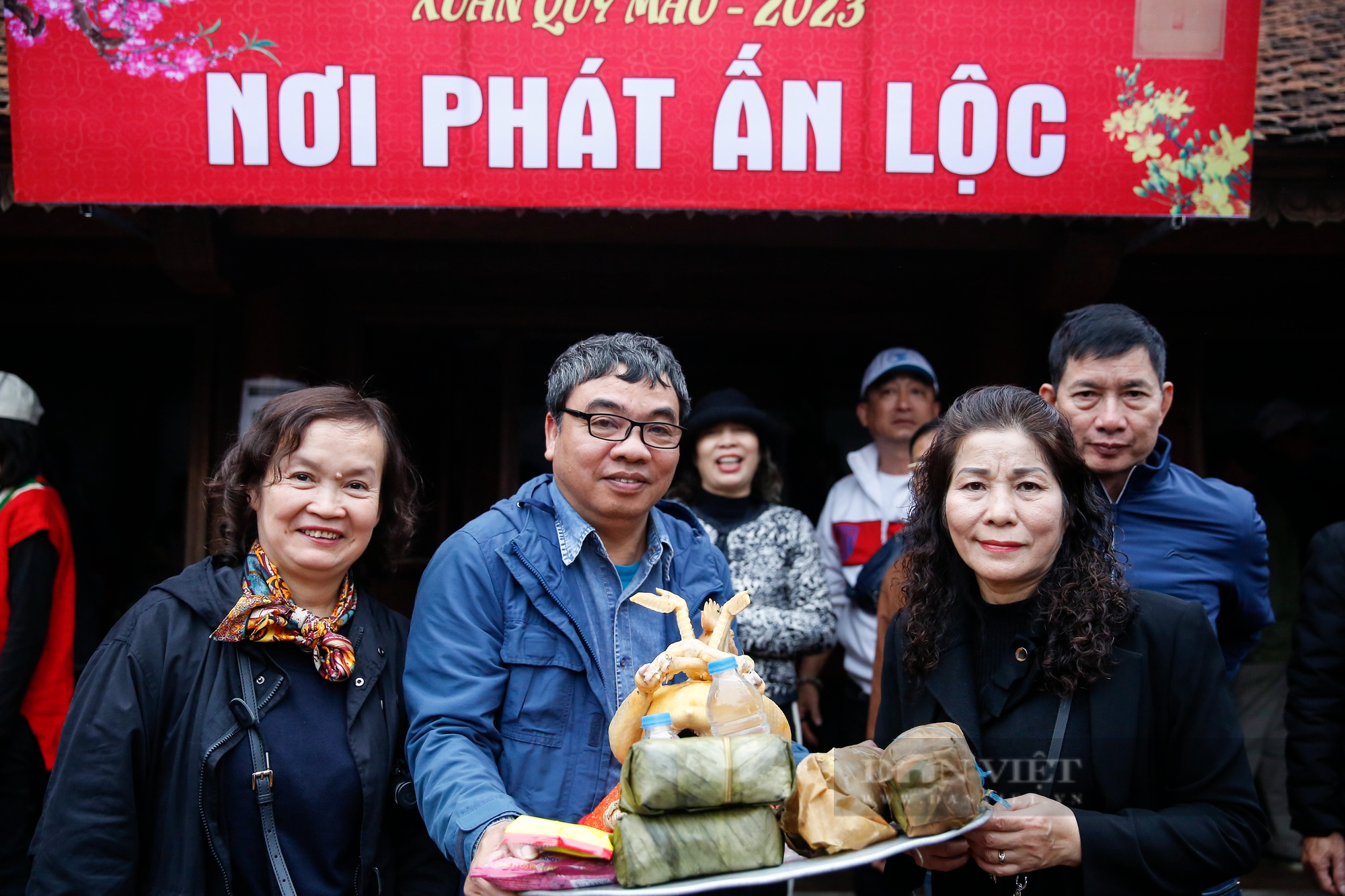 Đông nghịt người trước giờ khai ấn đền Trần - Ảnh 4.