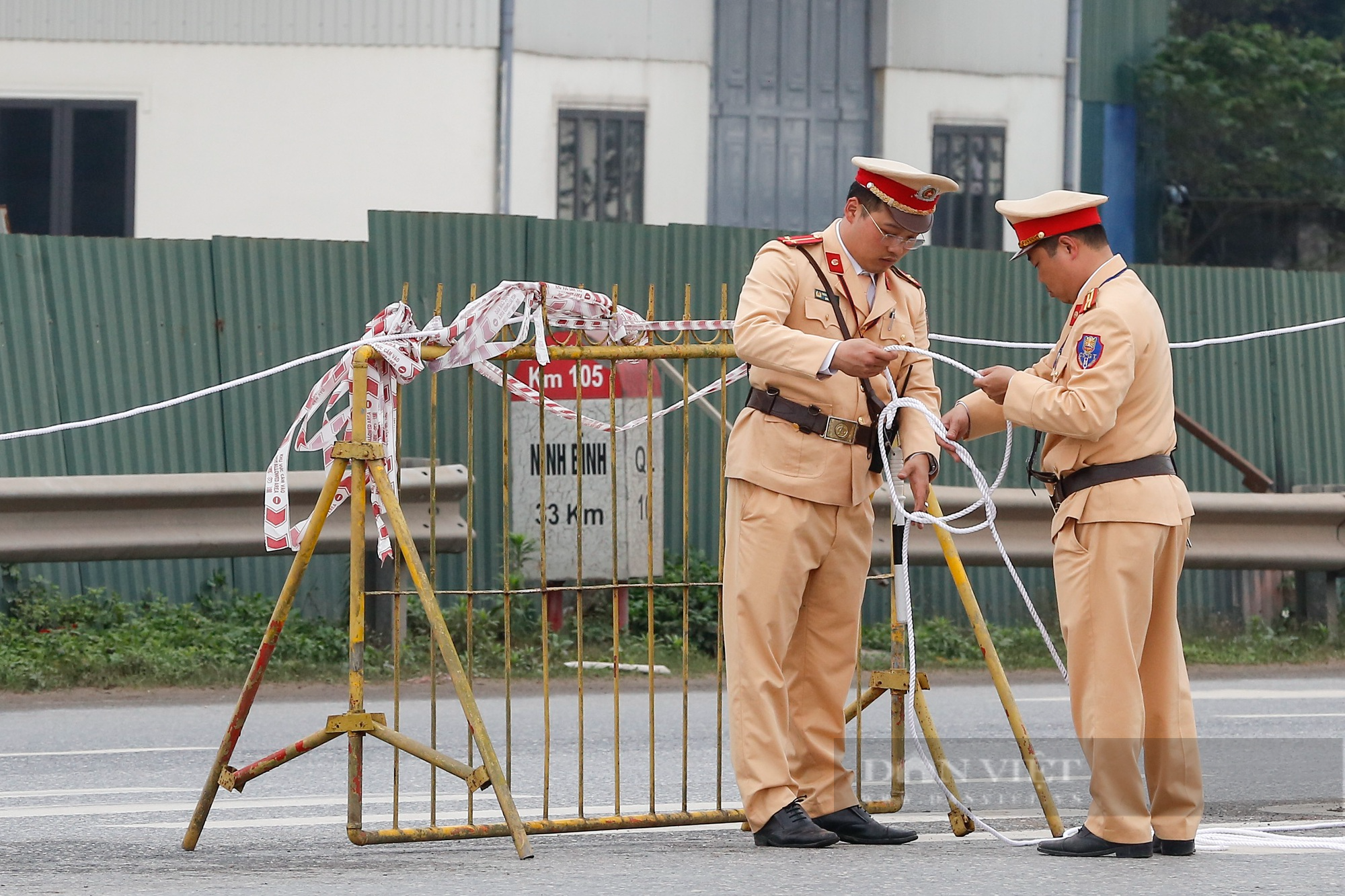 Huy động 2400 cán bộ chiến sĩ bảo vệ an ninh trật tự trước giờ khai ấn đền Trần - Ảnh 4.
