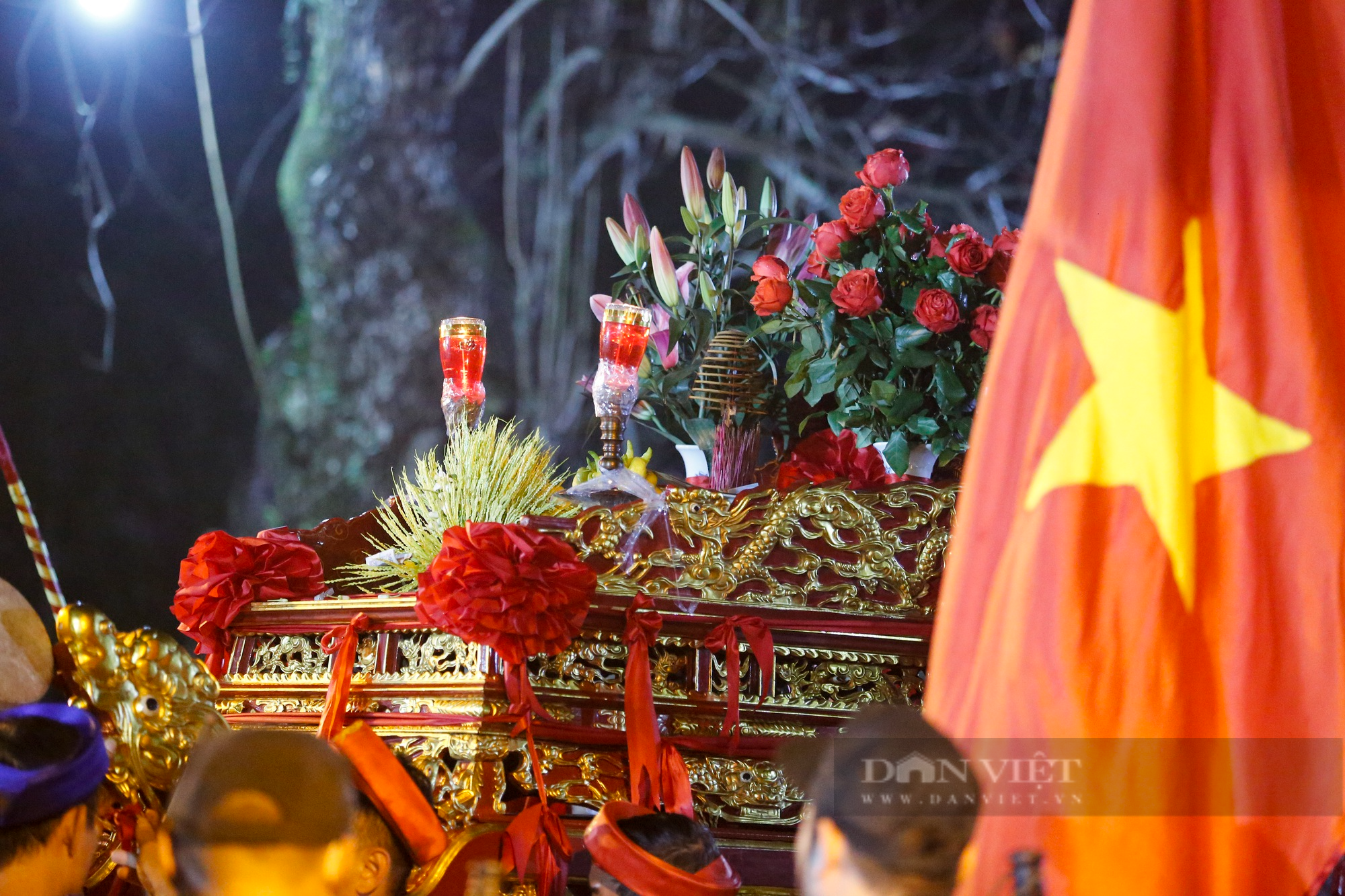 Hình ảnh nghi lễ khai ấn đền Trần diễn ra vào lúc nửa đêm - Ảnh 5.