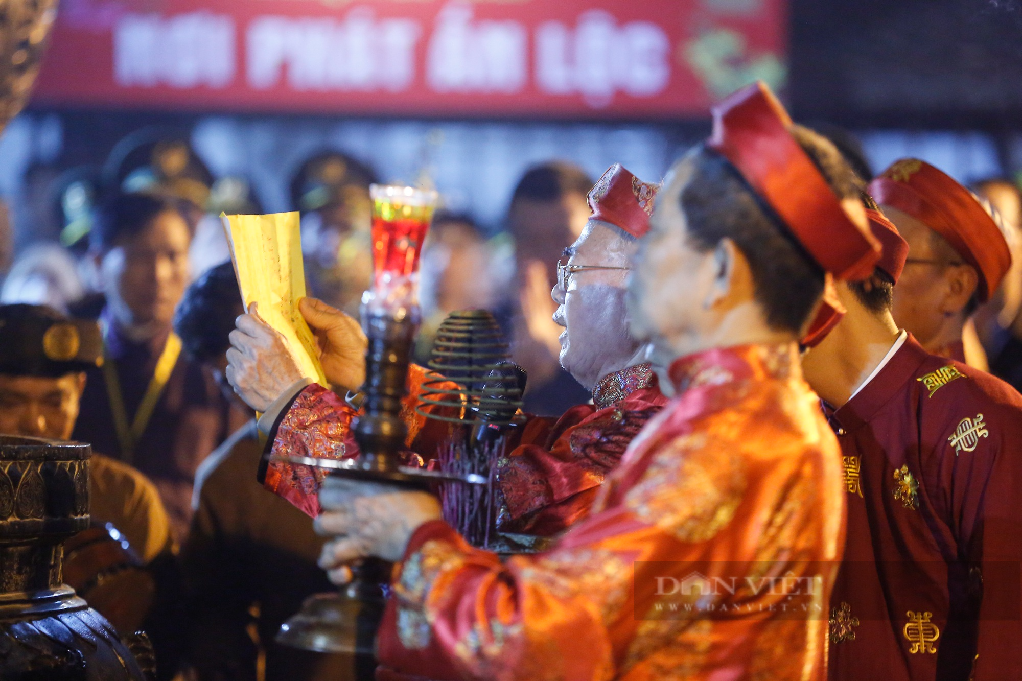 Hình ảnh nghi lễ khai ấn đền Trần diễn ra vào lúc nửa đêm - Ảnh 7.