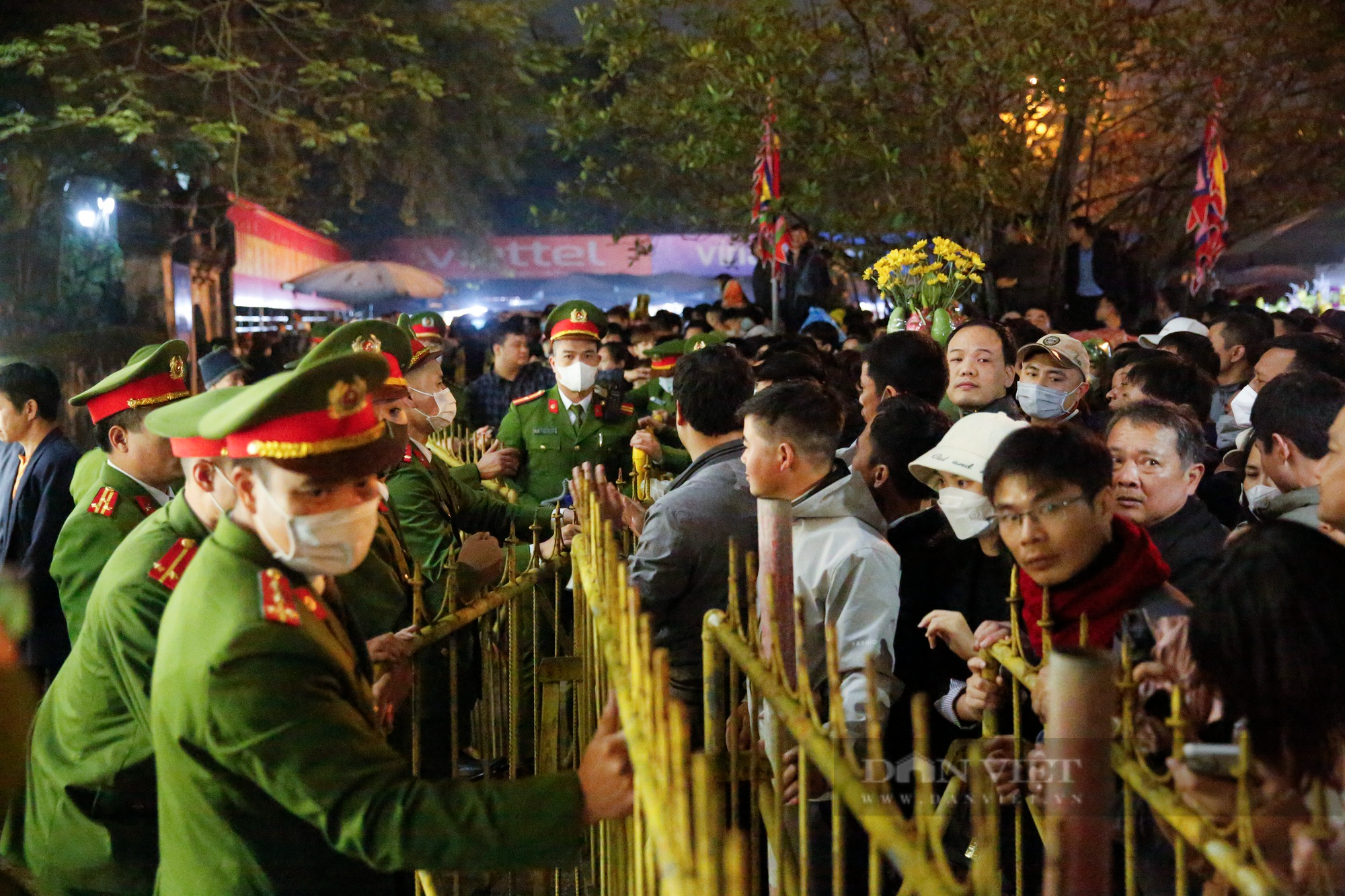 Người dân chen lấn, xô đẩy xin ấn đền Trần, công an &quot;gồng mình&quot; giữ chặt hàng rào - Ảnh 3.