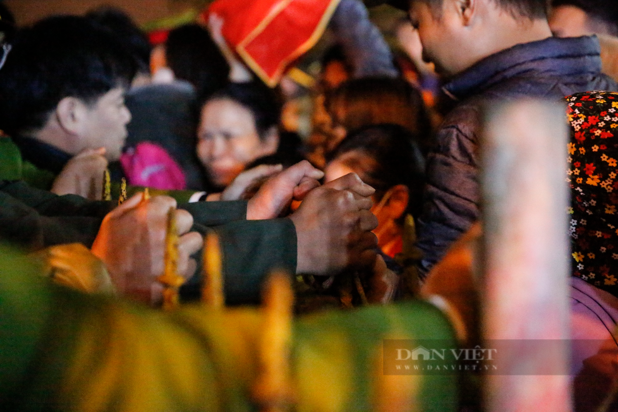 Người dân chen lấn, xô đẩy xin ấn đền Trần, công an &quot;gồng mình&quot; giữ chặt hàng rào - Ảnh 4.