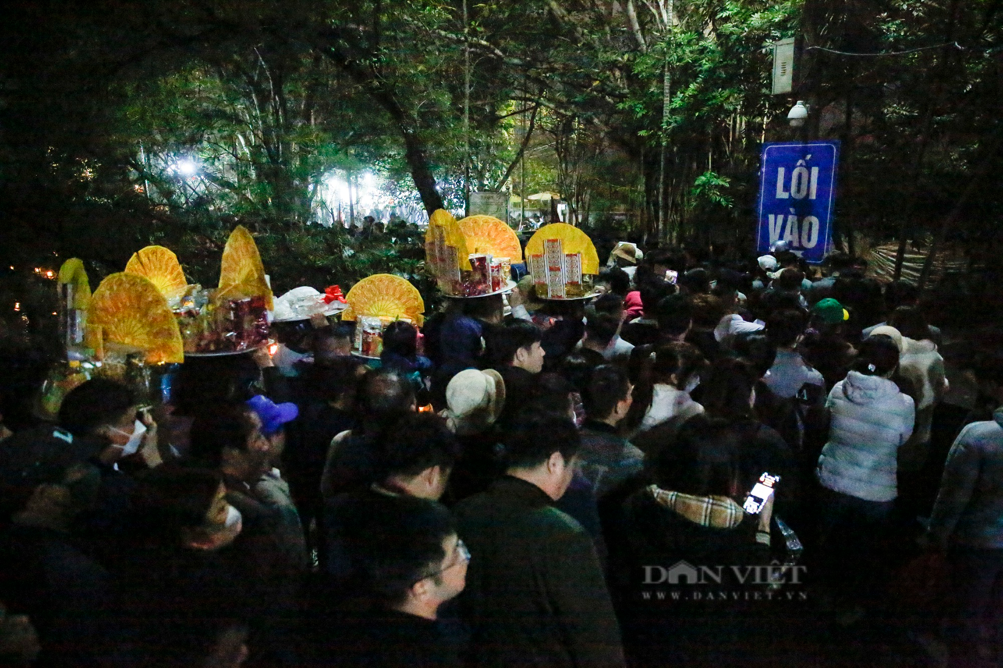 Người dân chen lấn, xô đẩy xin ấn đền Trần, công an &quot;gồng mình&quot; giữ chặt hàng rào - Ảnh 6.