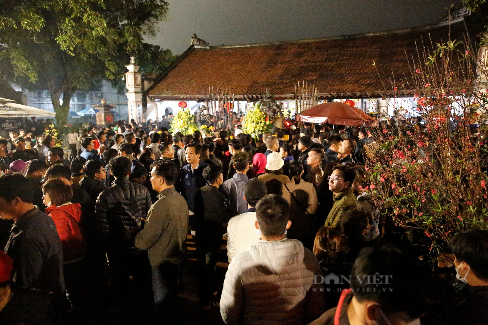 Người dân chen lấn, xô đẩy xin ấn đền Trần, công an &quot;gồng mình&quot; giữ chặt hàng rào - Ảnh 9.