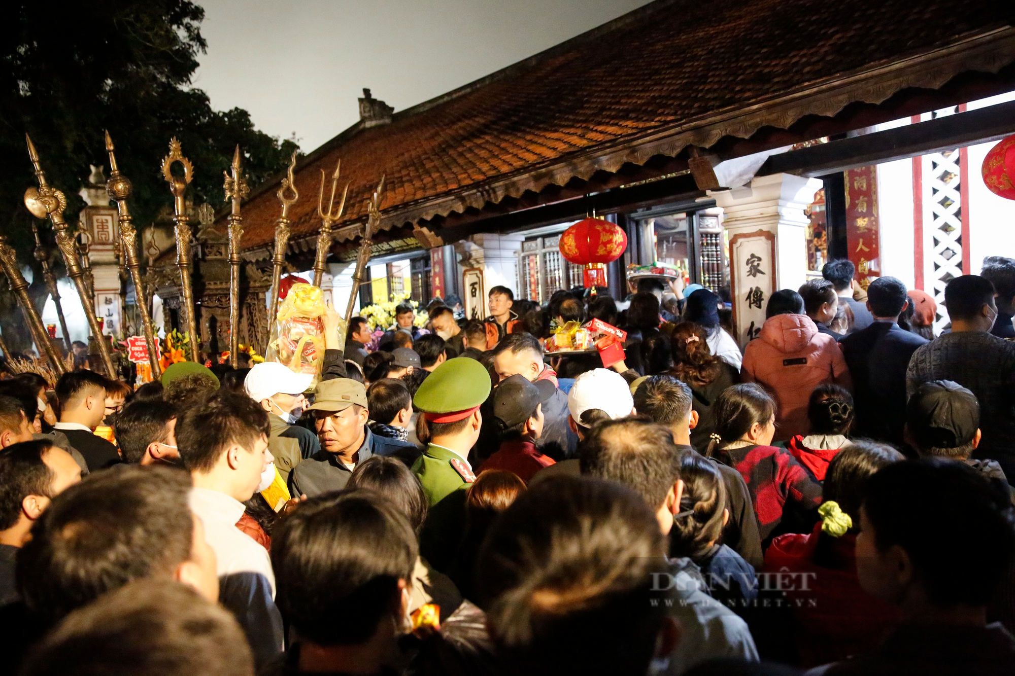 Người dân chen lấn, xô đẩy xin ấn đền Trần, công an &quot;gồng mình&quot; giữ chặt hàng rào - Ảnh 10.