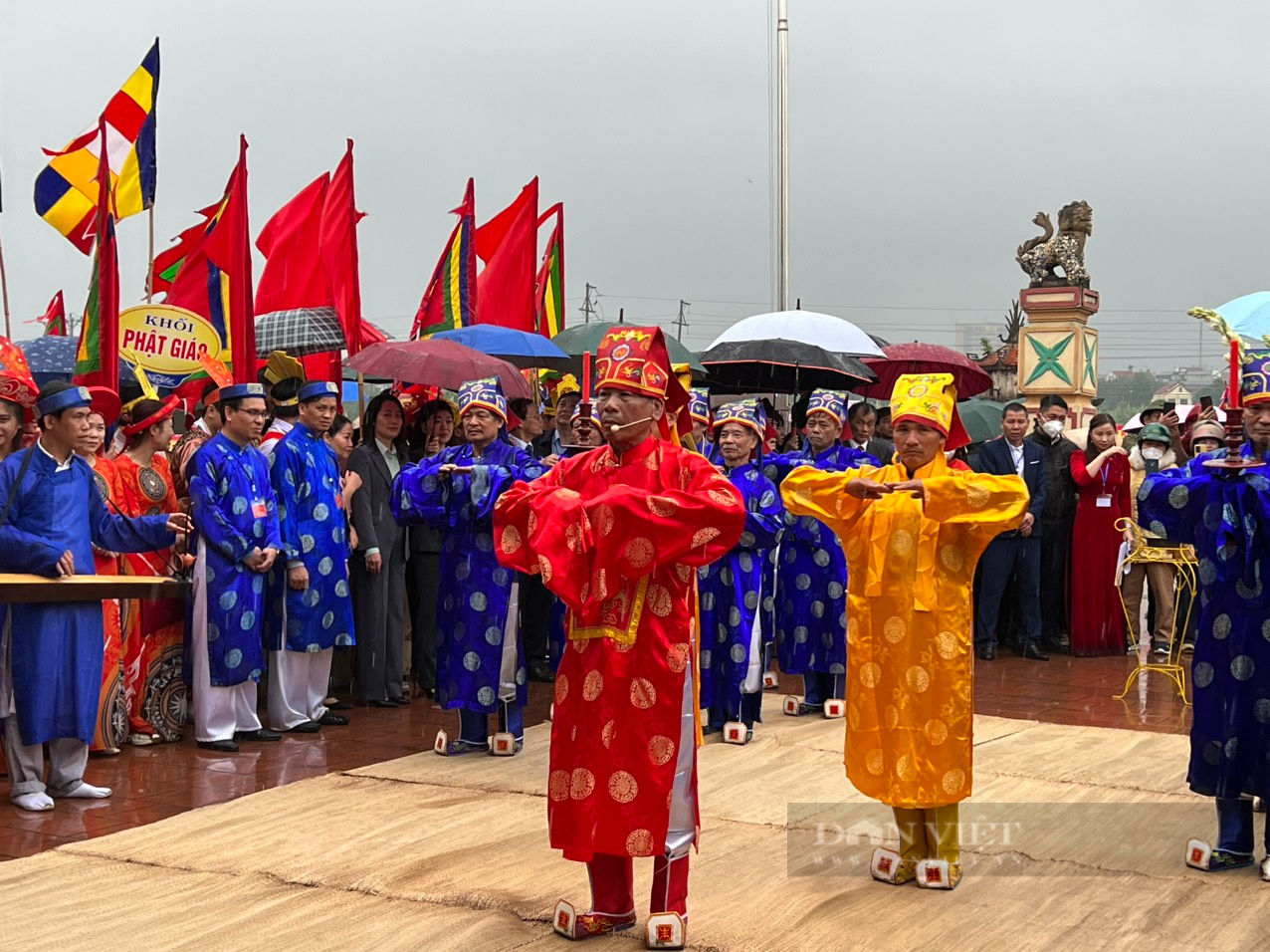 Người dân, du khách đội mưa rào xem &quot;Vua Hùng dậy dân cấy lúa&quot; tại đàn Tịch Điền - Ảnh 2.