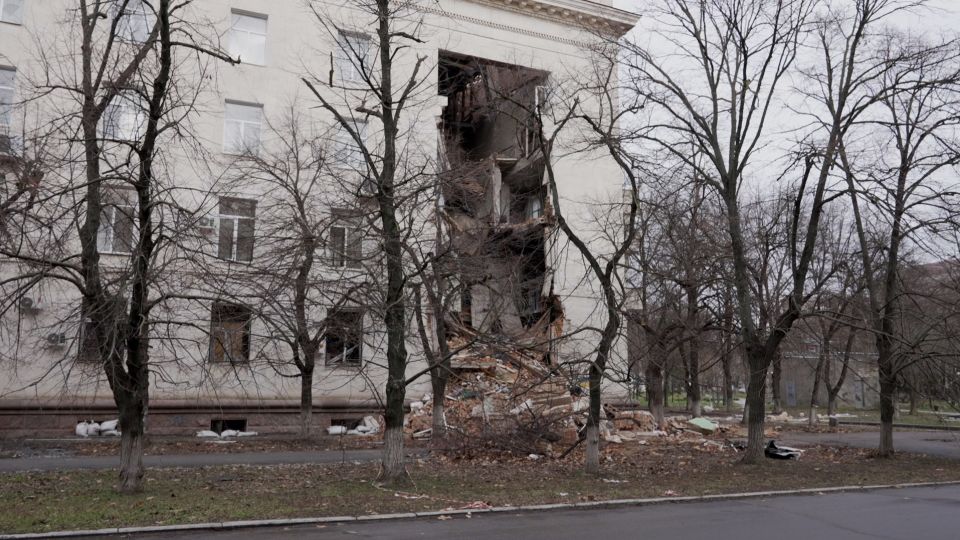 Sau mùa thu chiến thắng ở Kherson, Ukraine nếm mùa đông cay đắng vì các cuộc oanh tạc dữ dội của Nga - Ảnh 1.