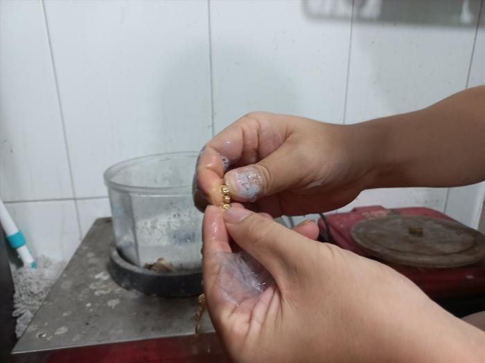 Vụ vàng hút nam châm ở Bình Dương, quản lý tiệm vàng giải thích lý do không ai ngờ tới - Ảnh 3.