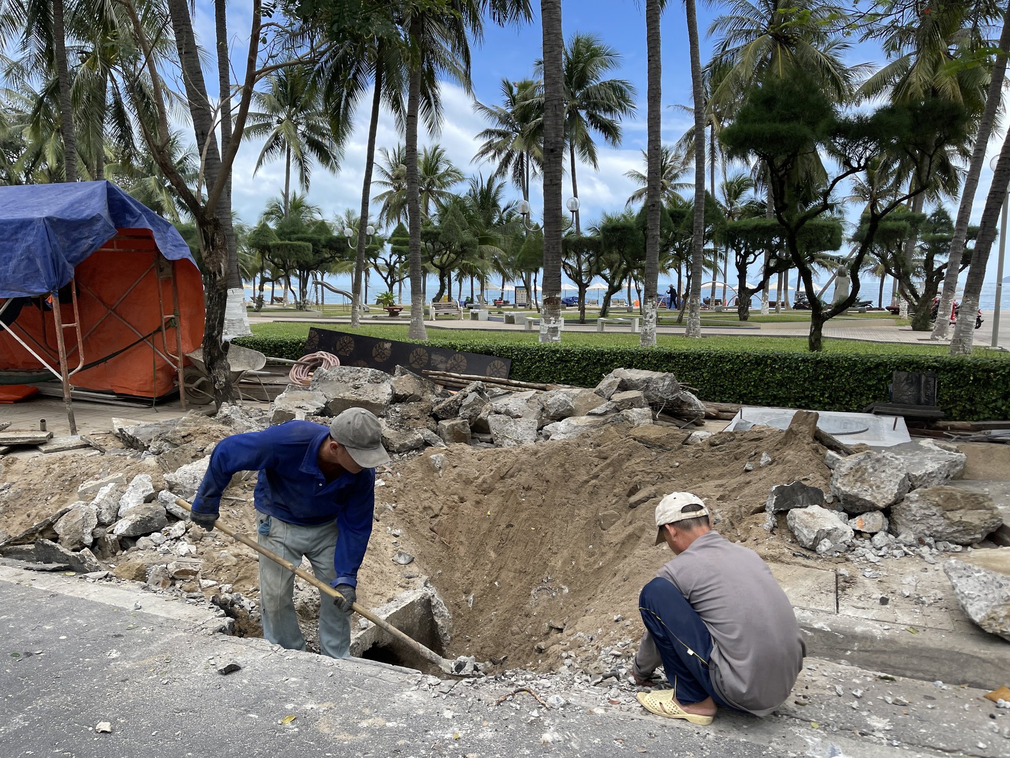 Nha Trang: Thi công Dự án cải tạo vỉa hè trên đường Trần Phú. - Ảnh 1. Nha Trang: Thi công Dự án cải tạo vỉa hè trên đường Trần Phú. - Ảnh 1.
