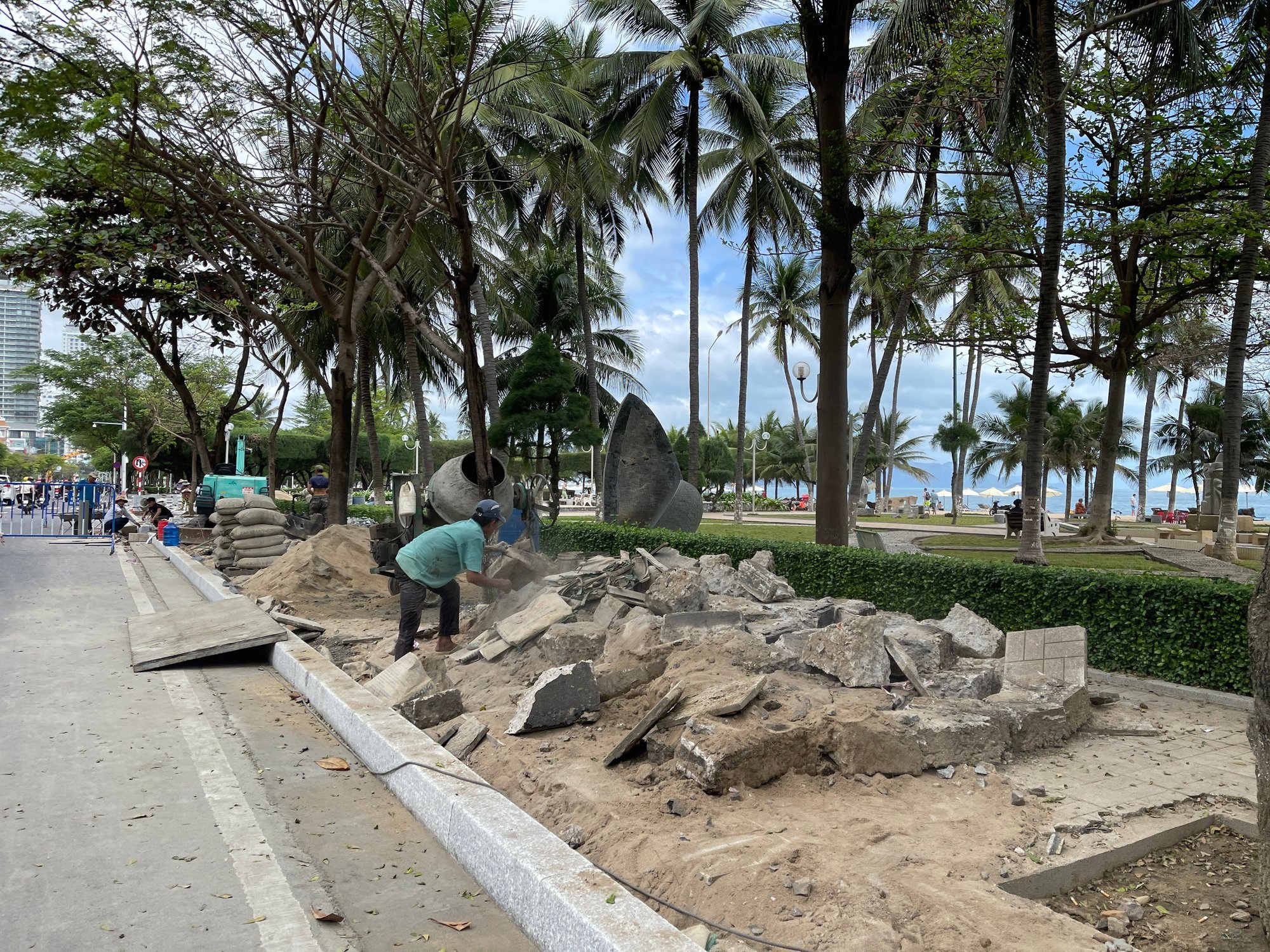 Nha Trang: Thi công Dự án cải tạo vỉa hè trên đường Trần Phú. - Ảnh 2. Nha Trang: Thi công Dự án cải tạo vỉa hè trên đường Trần Phú. - Ảnh 2.