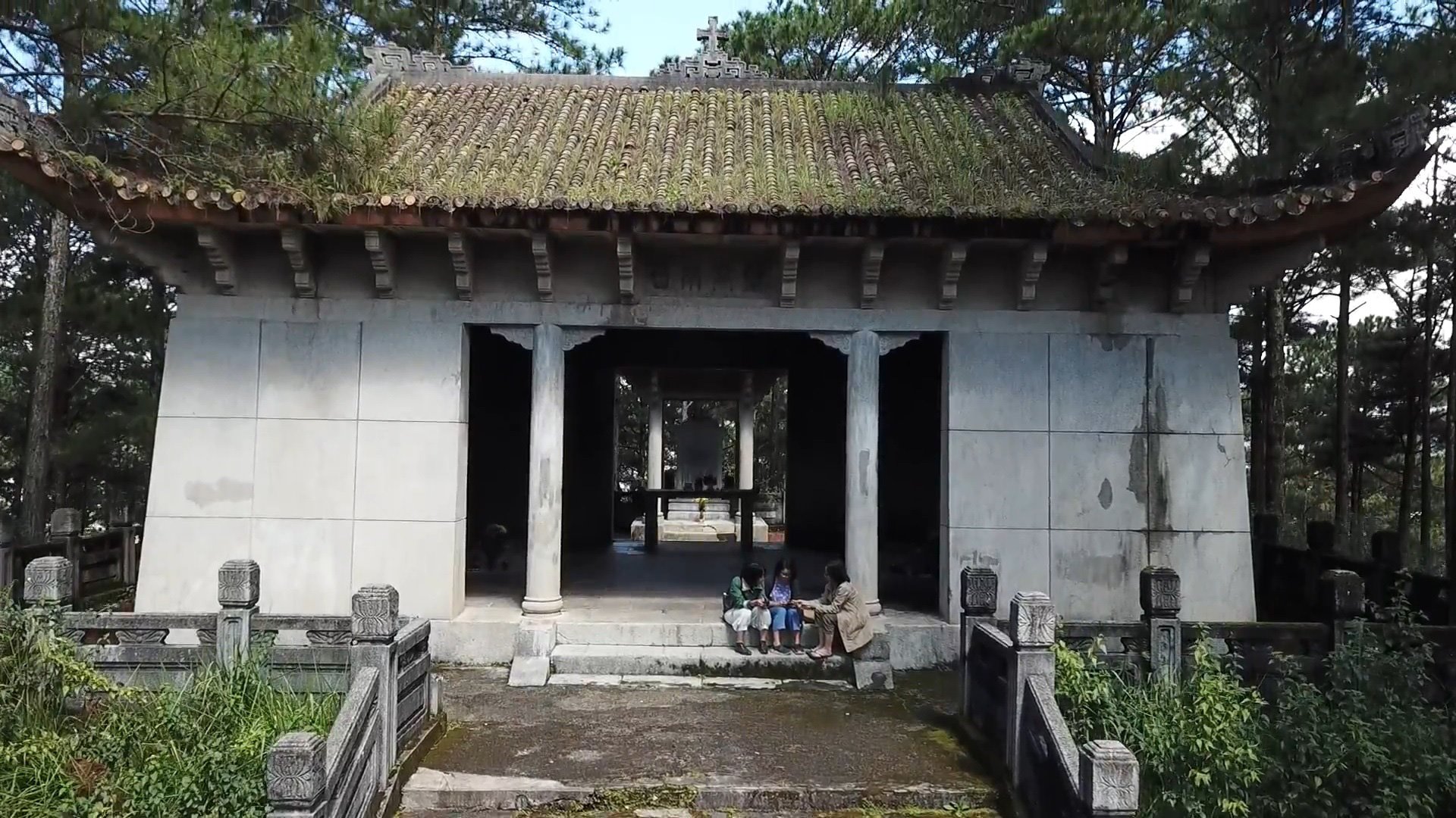 Thực hư thông tin người đàn ông thu tiền “nhang khói” của du khách tại lăng Nguyễn Hữu Hào ở Đà Lạt - Ảnh 3.