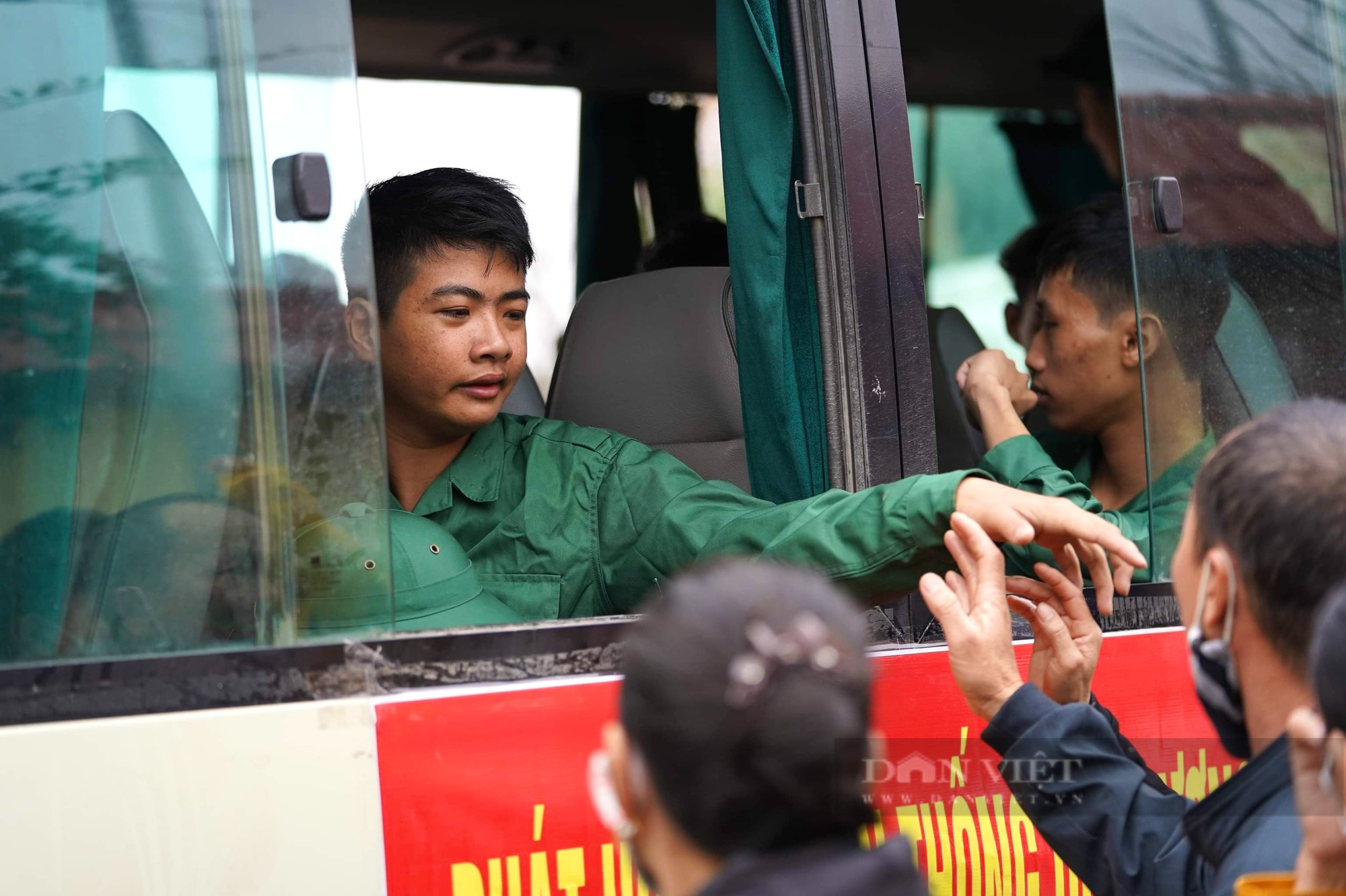 Quảng Bình: Hơn 1.000 thanh niên lên đường nhập ngũ, nhiều tân binh là người Bru - Vân Kiều - Ảnh 4.