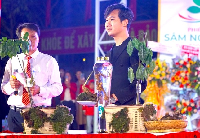 Chiêm ngưỡng củ sâm Ngọc Linh 'khủng' được bán cho đại gia Quảng Nam - Ảnh 6.
