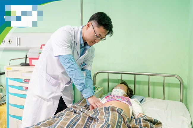 Trẻ ngã tưởng đau nhẹ chỉ xoa dầu, hóa ra vỡ thận - Ảnh 2.