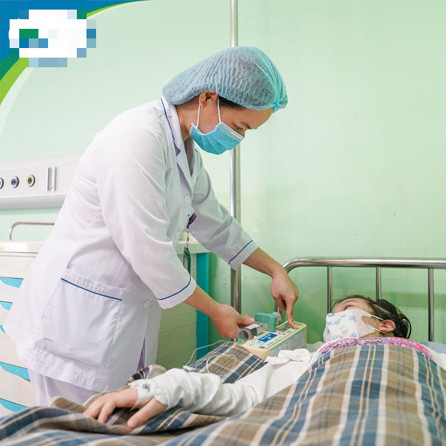 Trẻ ngã tưởng đau nhẹ chỉ xoa dầu, hóa ra vỡ thận - Ảnh 3.