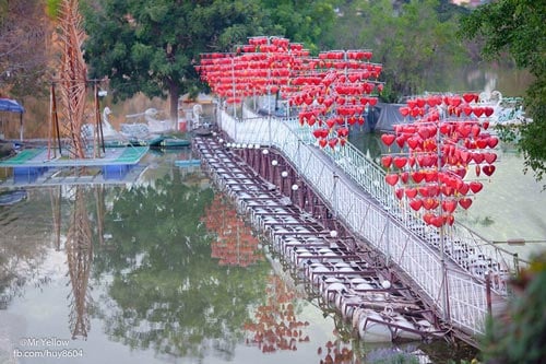 Ngày valentine: Lãng mạn khi check in ở cây cầu tình yêu nổi tiếng nhất Việt Nam - Ảnh 1.