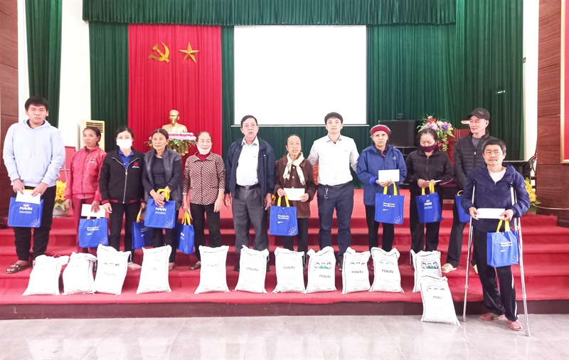 Trao quà Tết cho hàng trăm hộ gia đình nghèo - Ảnh 2.