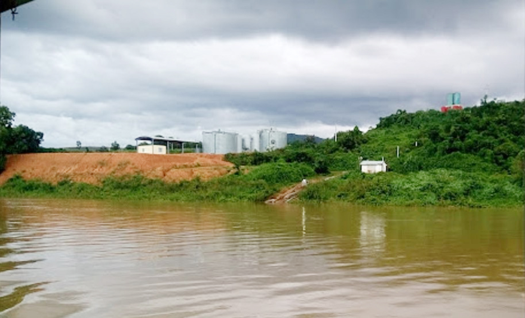Một công nhân bất ngờ mất tích, nghi rơi xuống khu nước thải nhà máy mì - Ảnh 1.