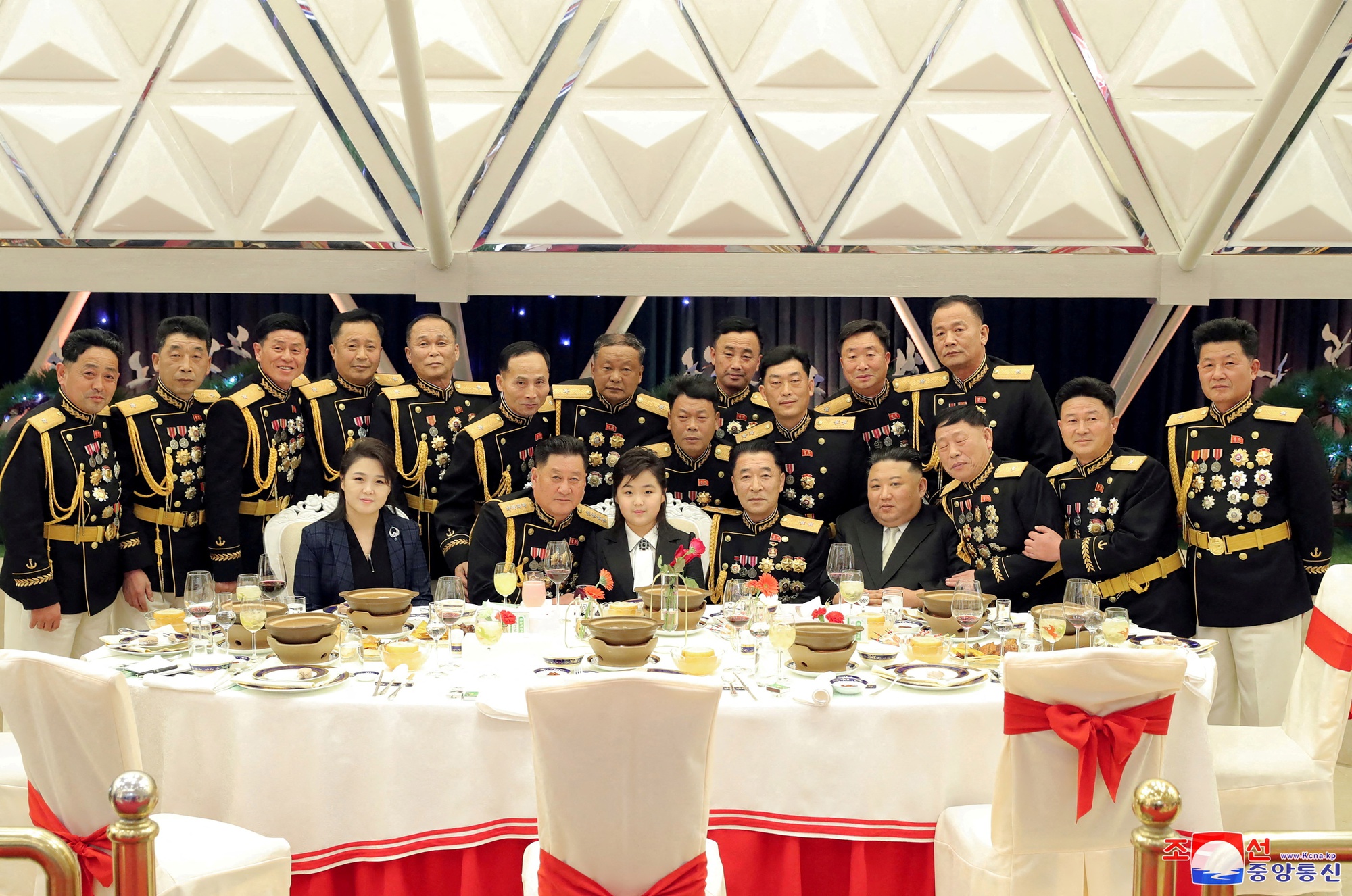 Con gái ông Kim Jong Un thành tâm điểm trong ảnh với các tướng lĩnh - Ảnh 5.