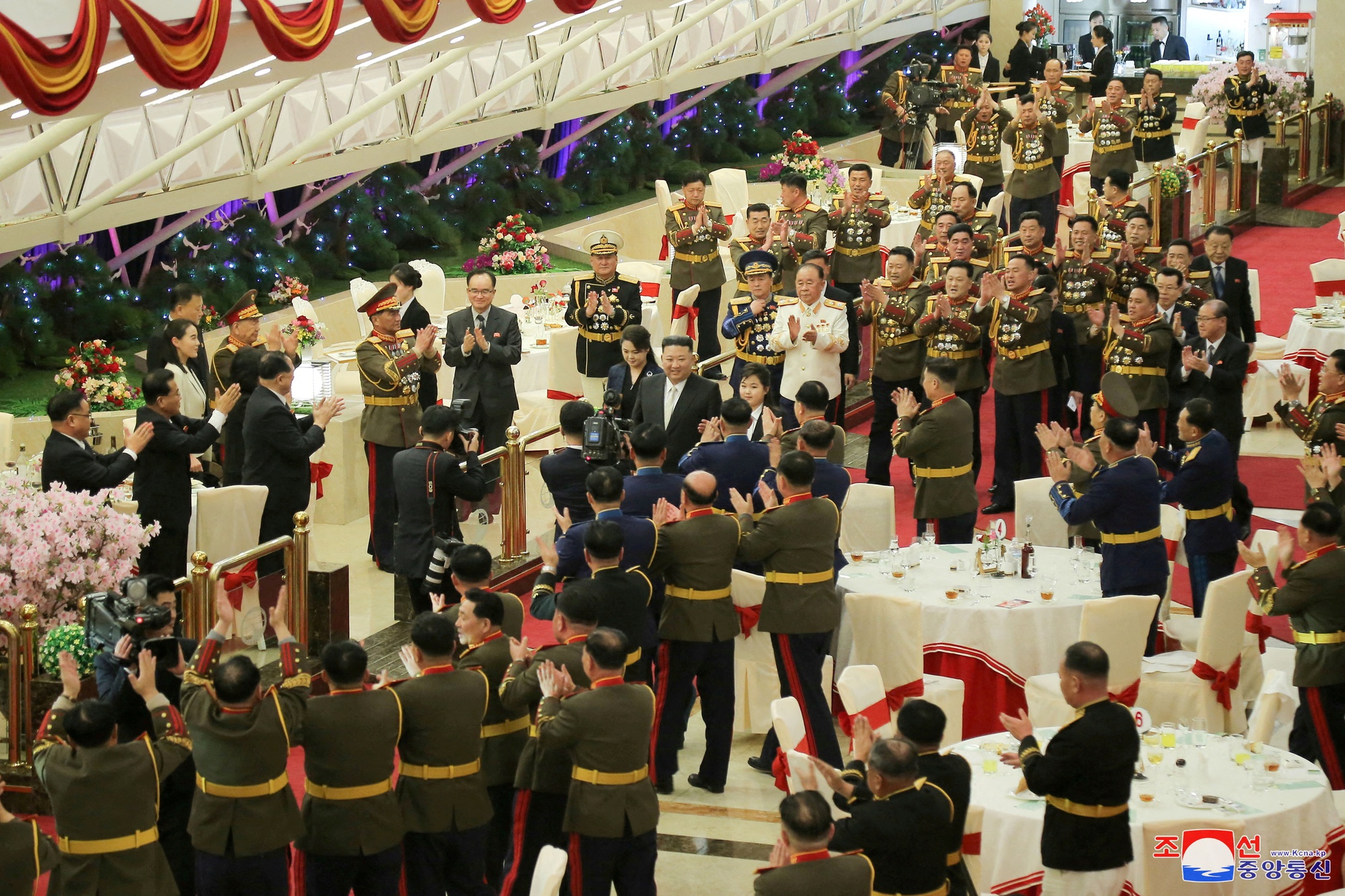 Con gái ông Kim Jong Un thành tâm điểm trong ảnh với các tướng lĩnh - Ảnh 6.
