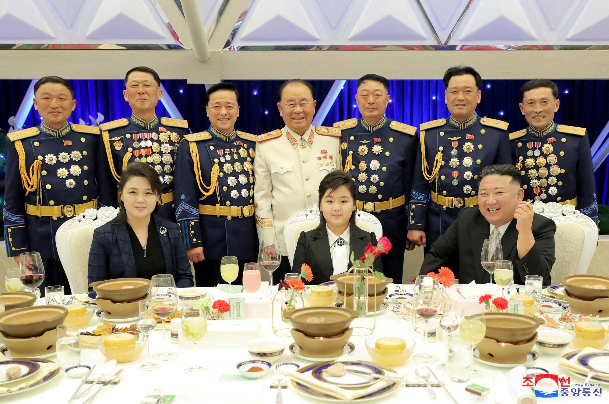 Con gái ông Kim Jong Un thành tâm điểm trong ảnh với các tướng lĩnh - Ảnh 3.
