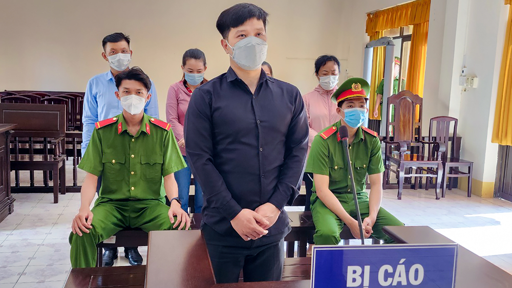Làm giả hồ sơ chiếm đoạt tiền của ngân hàng, lãnh 11 năm tù - Ảnh 1. Làm giả hồ sơ chiếm đoạt tiền của ngân hàng, lãnh 11 năm tù - Ảnh 1.