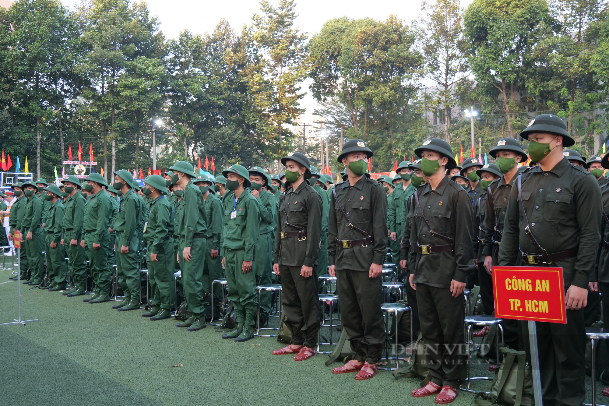 Thanh niên TP.HCM khí thế lên đường nhập ngũ  - Ảnh 1.